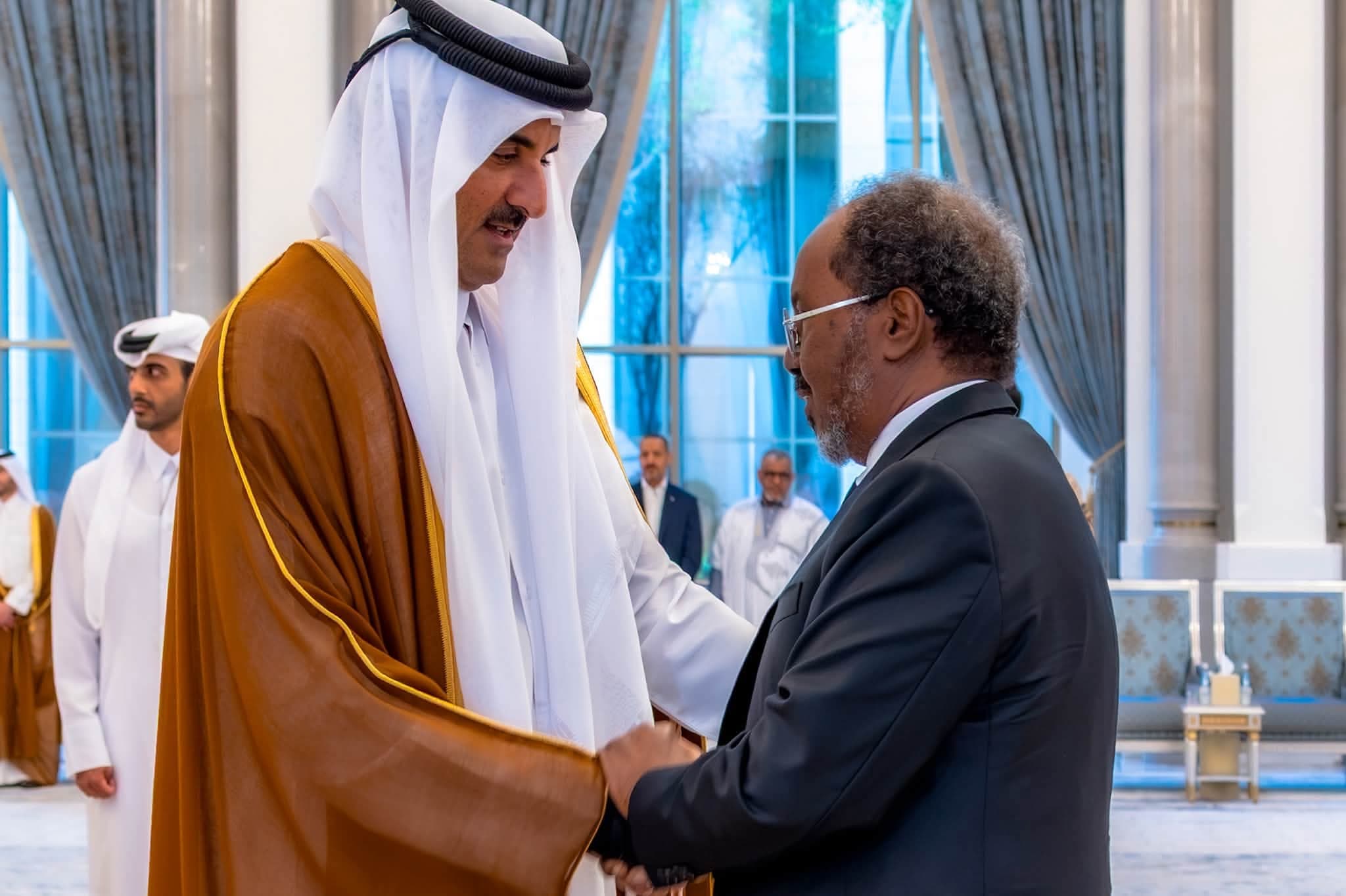 الرئيس الصومالي يلتقي أمير قطر في الدوحة لتقديم التعازي بوفاة الأمير الوالد