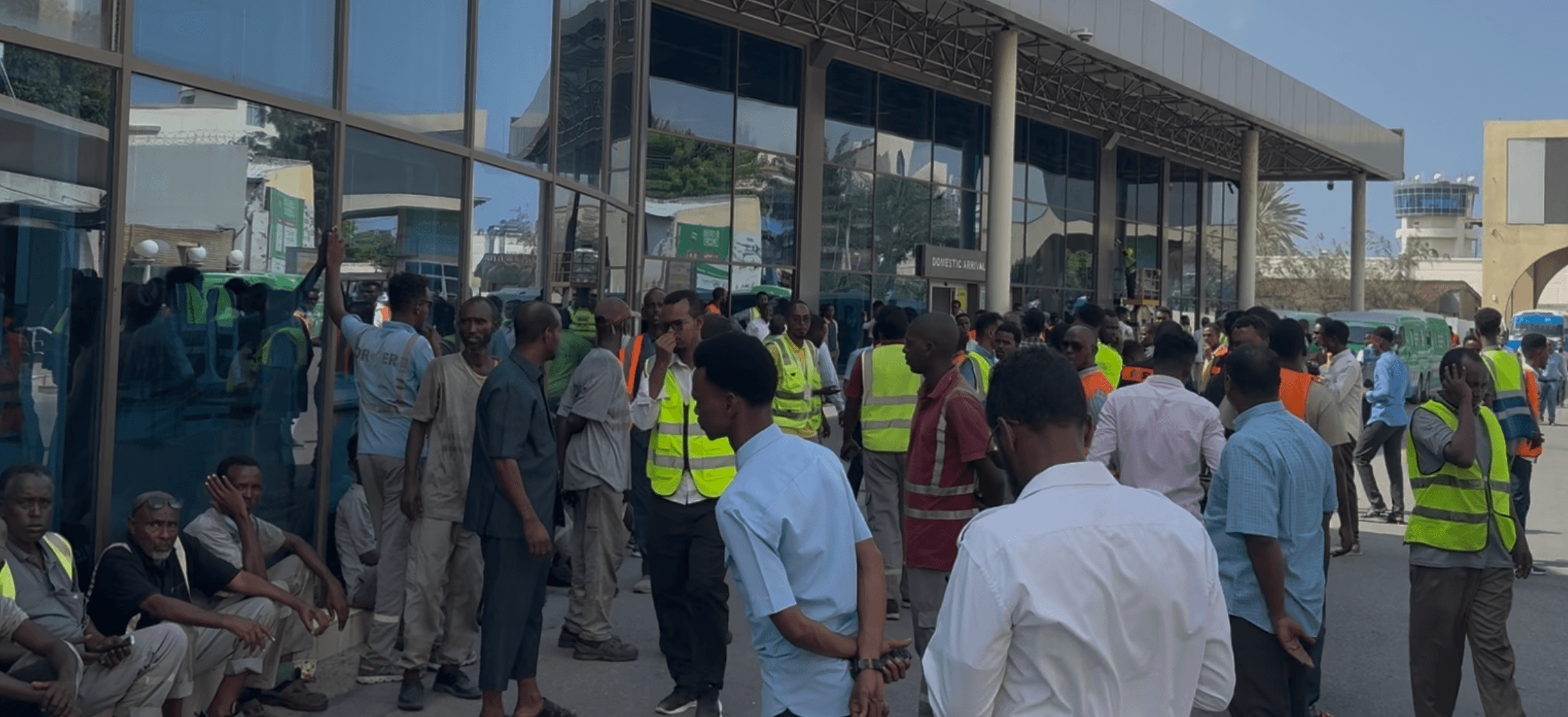 وزارة النقل الصومالية تنهي نزاعًا عماليًا في مطار آدم عبد الله الدولي
