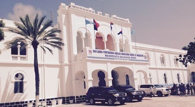 محافظ مقديشو يعلّق إزالة المباني المقامة على الأراضي العامة