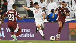 يوسف عبد الرزاق خلال مشاركته مع منتخب قطر في كأس العالم 2026. وُلد في مقديشو، ليصبح أول لاعب مولود في الصومال يشارك أساسياً في مباراة ضمن نهائيات كأس العالم لكرة القدم، وذلك في تاريخ البطولة الممتد لما يقارب 100 عام. | أرشيف
