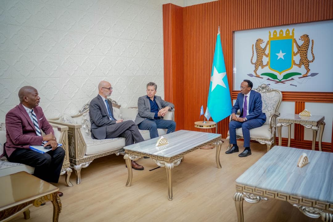 نائب وزير الخارجية الصومالي حسن محمد علي يستقبل في مقديشو السيد توم فليتشر ، رئيس الشؤون الإنسانية في المتحدة الذي بدأ زيارة للصومال تستغرق ٥ أيام.