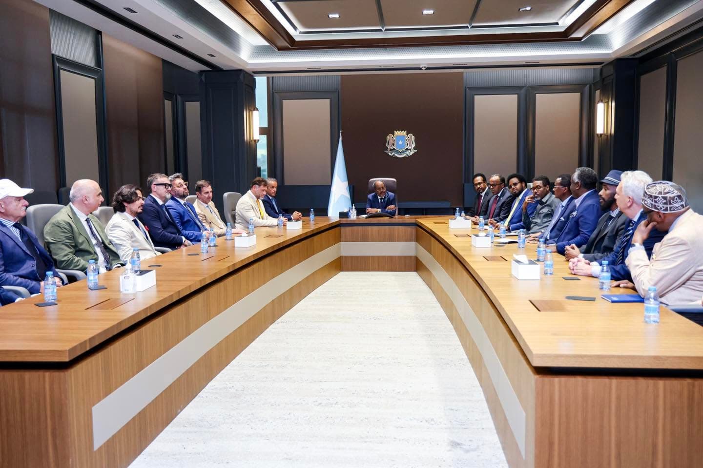 الرئيس الصومالي يبحث فرص الاستثمار مع وفد من رجال الأعمال الإيطاليين