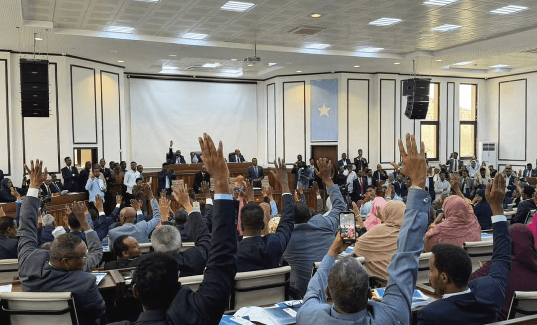 البرلمان الصومالي يعتمد دستوراً دائماً ويُنهي 14 عاماً من المرحلة الانتقالية