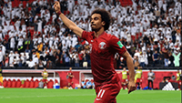 أكرم عفيف يحتفل في أرضية الملعب رافعاً ذراعه، في مشهد يُبرز القائد المنحدر من أصول صومالية عقب لقطة حاسمة قادت فريقه إلى الانتصار. | أرشيف
