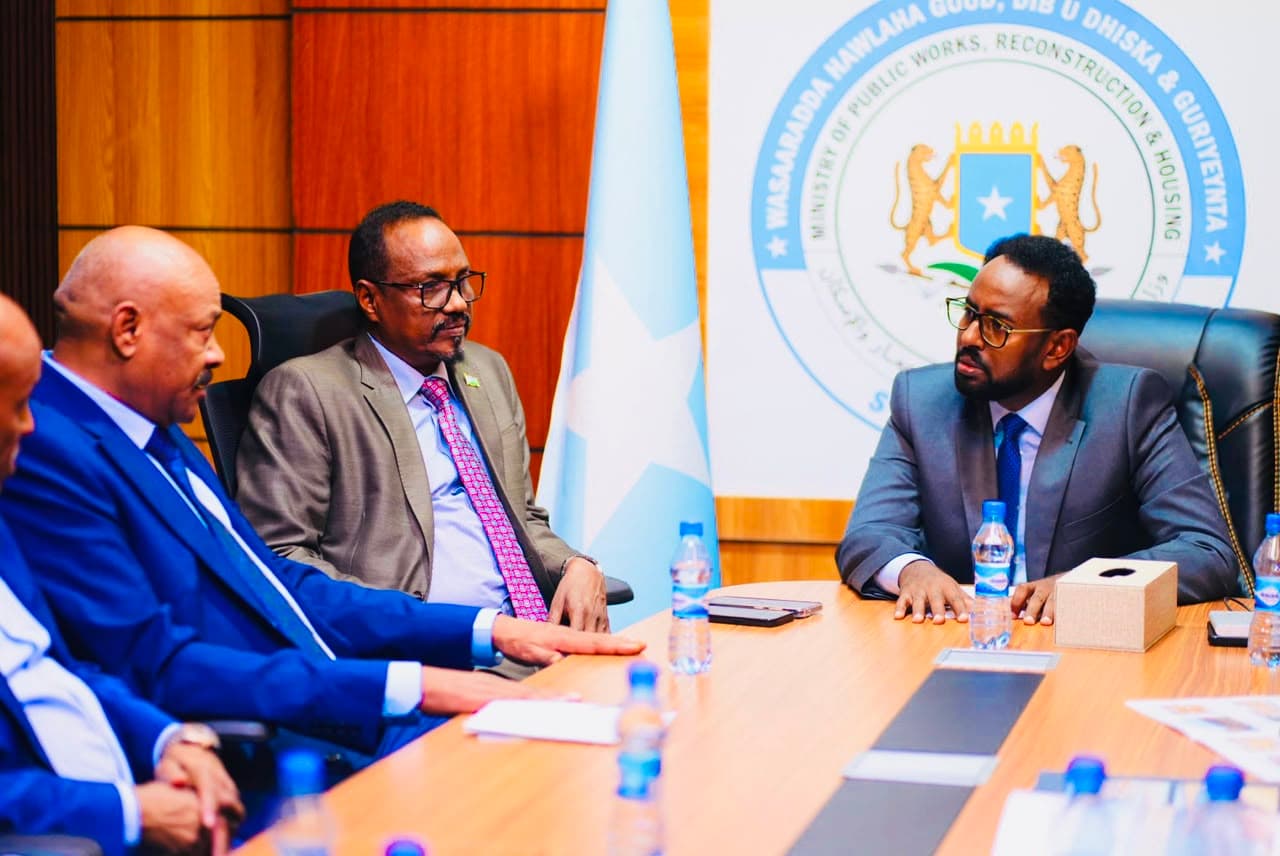 وزير الأشغال الصومالي يبحث مع مستثمرين من تركيا وجيبوتي والسودان فرص الاستثمار