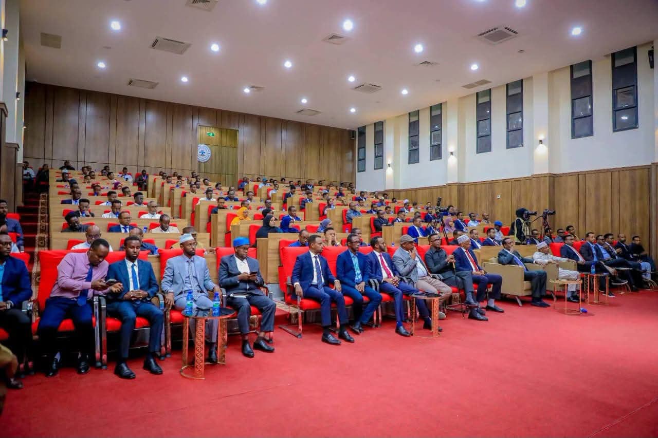 أعضاء برلمان «غلمدغ» المنتخبون يؤدون اليمين الدستورية