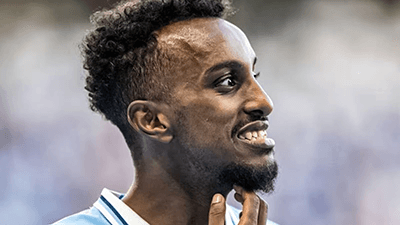 طه علي، لاعب كرة القدم السويدي من الجيل الثاني للمهاجرين الصوماليين، والذي يلعب في صفوف نادي مالمو. فرّ والداه من الحرب الأهلية في الصومال خلال تسعينيات القرن الماضي، ويُدافع اليوم عن ألوان المنتخب السويدي مرتدياً القميص رقم 22 في كأس العالم 2026. | أرشيف