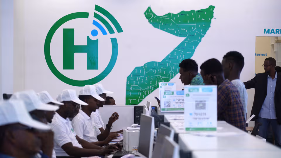 ممثلـو خدمة العملاء في شركة هرمود للاتصالات أثناء أداء عملهم، مستعدّون لمساعدة العملاء في خدمات الأموال عبر الهاتف المحمول وضمان تجربة معاملات سلسة وآمنة.