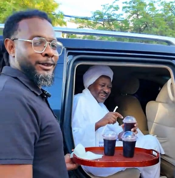 «السفير السوداني ليس غريبا عن الصومال، بل واحد من أهله، تجمعه بهم أخوة صنعتها المواقف قبل أن تصوغها البروتوكولات الرسمية».  محمد محمود فيدو