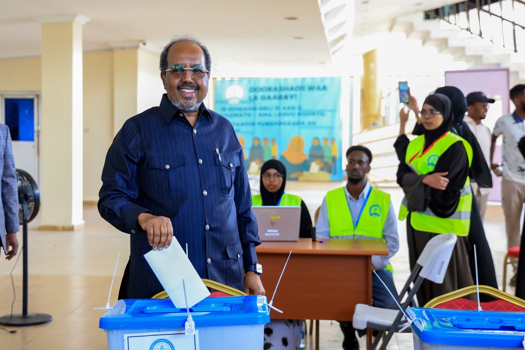 الرئيس الصومالي يدلي بصوته في انتخابات مجلس إقليم بنادر