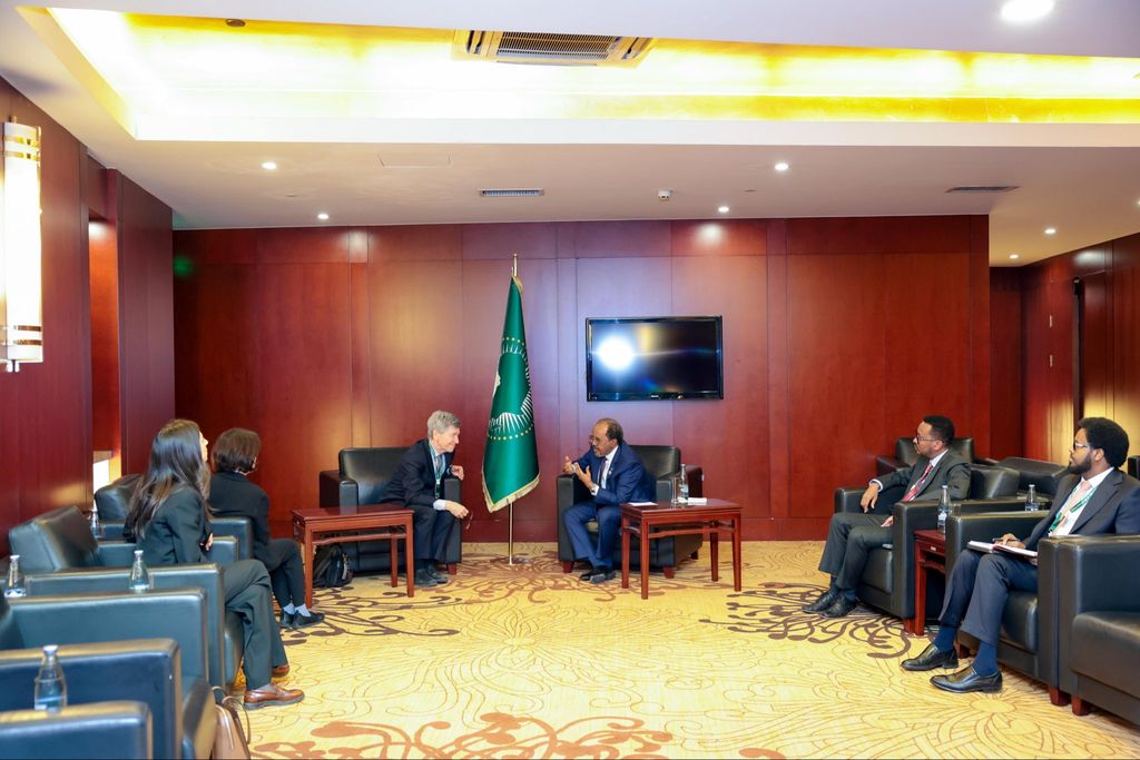 الرئيس الصومالي يعقد مباحثات مع الاقتصادي جيفري ساكس في أديس أبابا