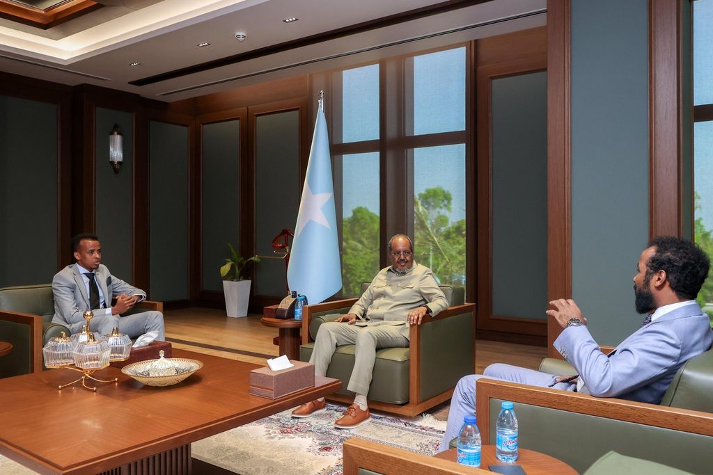 الرئيس حسن شيخ يستقبل الحكم عمر عرتن بعد فوزه بجائزة أفضل حكم أفريقي
