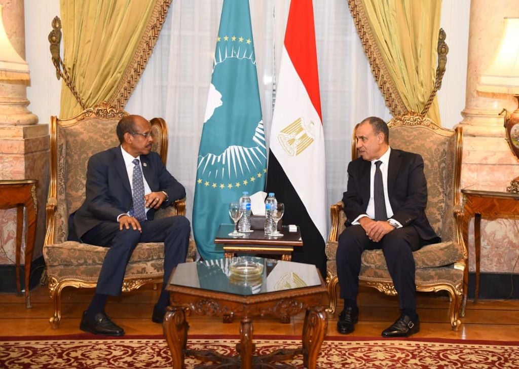 رئيس مفوضية الاتحاد الإفريقي يبحث مع الخارجية المصرية الأزمات الإقليمية