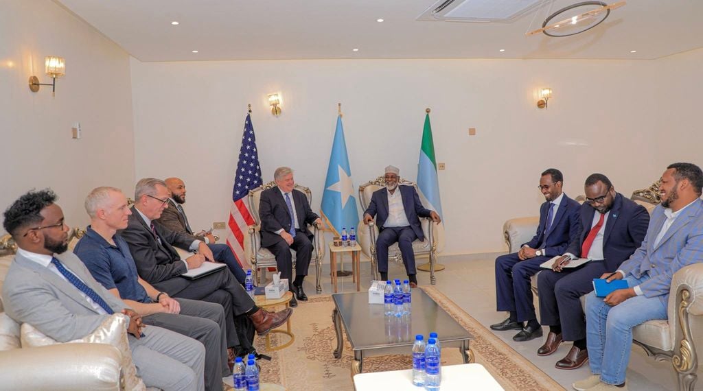 الصومال: السفير الأميركي يزور جوبالاند لدعم جهود مكافحة الإرهاب