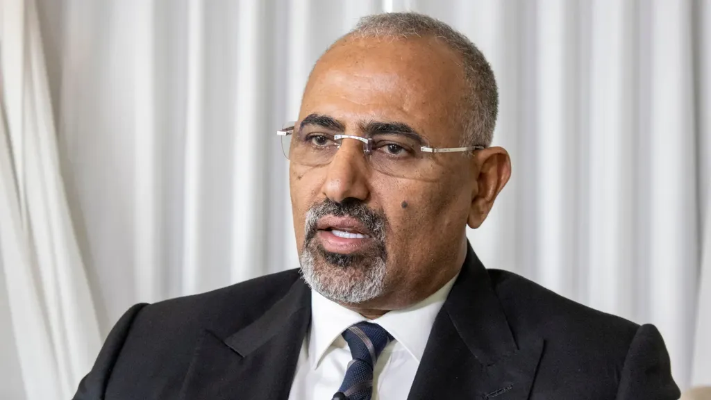 الصومال يحظر طائرات مرتبطة بهروب القيادي الانفصالي اليمني عيدروس الزبيدي