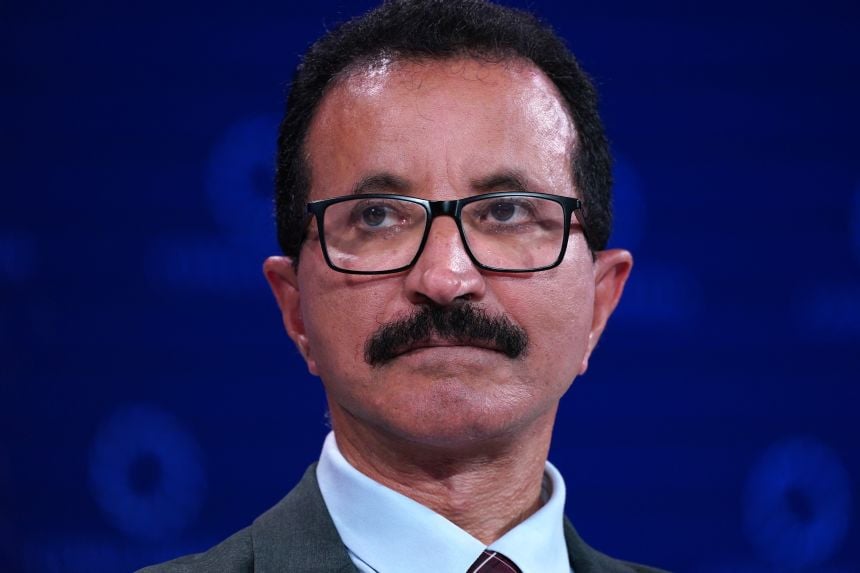 استقالة رئيس “دي بي وورلد” على خلفية فضيحة رسائل إبستين
