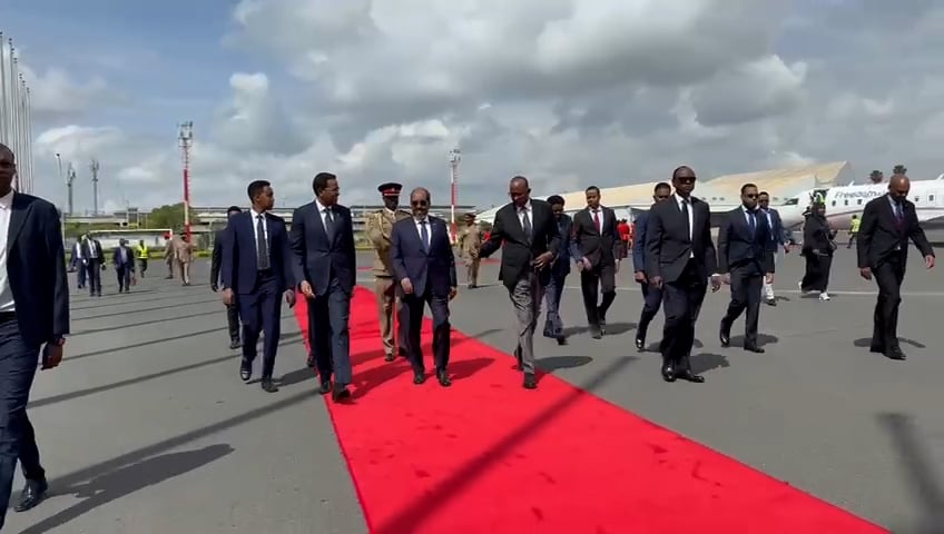 الرئيس الصومالي في نيروبي لحضور جنازة زعيم المعارضة الكيني