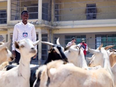 الصومال: الصليب الأحمر يوزّع وجبات إفطار على 5 آلاف نزيل في 11 سجنًا