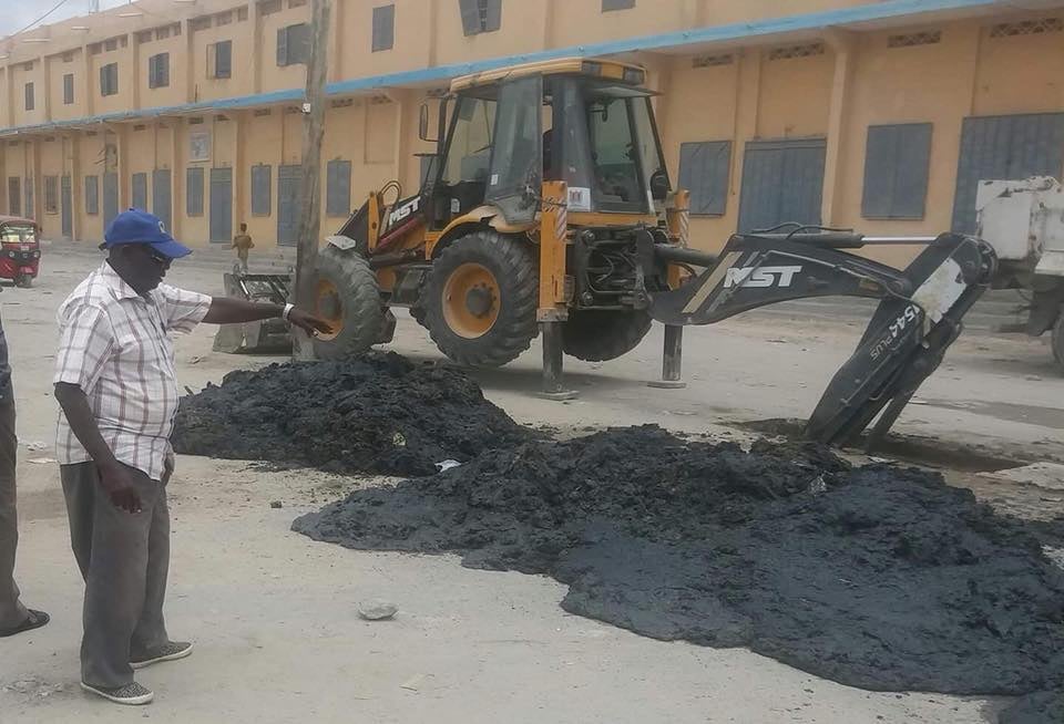 محافظة بنادر تأمر بفصل خطوط الصرف الصحي غير القانونية خلال 10 أيام