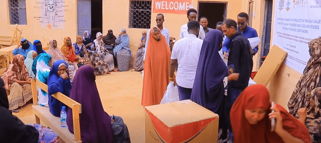 تاجرات الحليب في «جالكعيو » يحصلن على ثلاجات تعمل بالطاقة الشمسية
