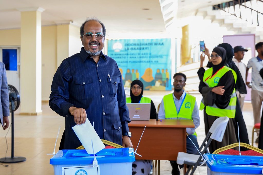 الرئيس الصومالي يدلي بصوته في انتخابات مجلس إقليم بنادر