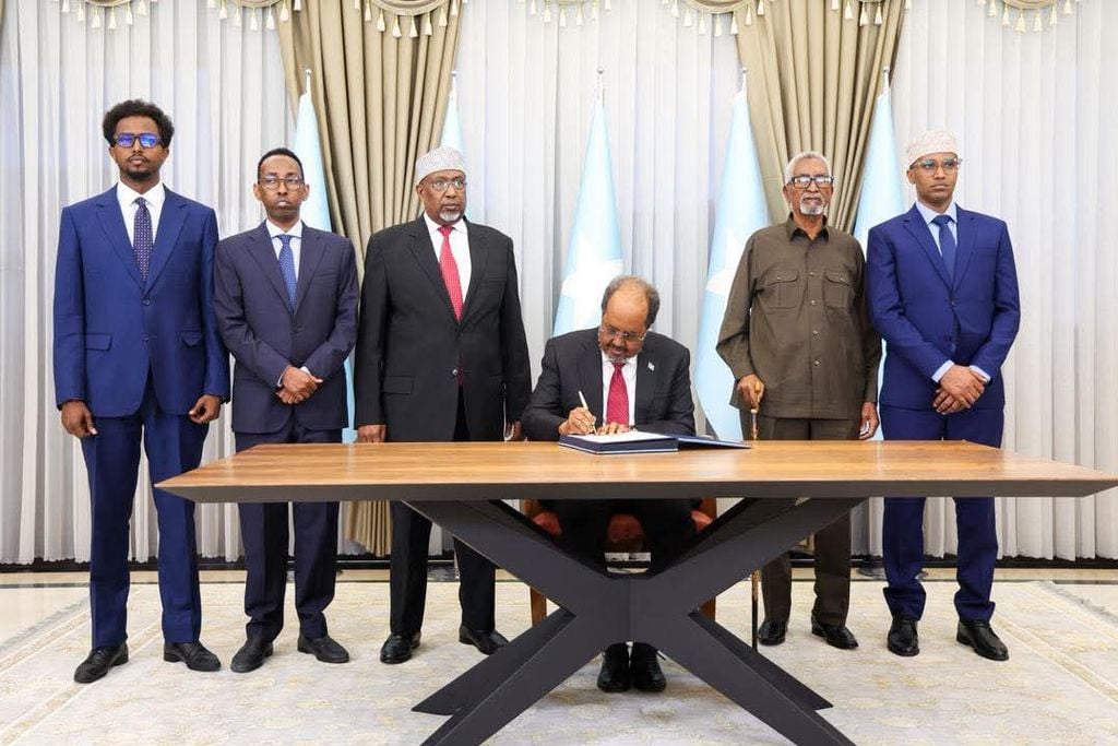 الرئيس الصومالي يوقع الدستور الفيدرالي المعدل ليصبح قانوناً نافذاً