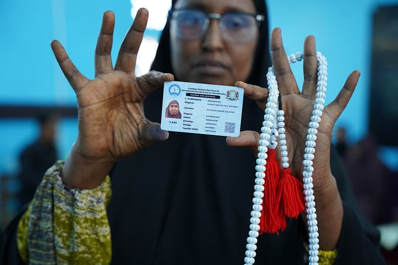 مفوضية الانتخابات في الصومال تستأنف توزيع بطاقات الناخبين… و400 ألف بطاقة غير مستلمة
