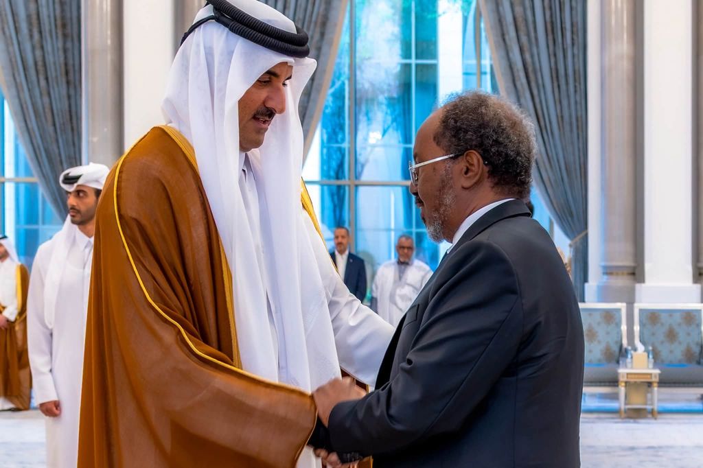 الرئيس الصومالي يلتقي أمير قطر في الدوحة لتقديم التعازي بوفاة الأمير الوالد