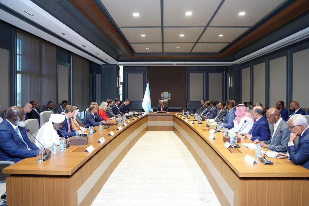 الرئيس الصومالي يبحث مع السفراء ورؤساء البعثات تعزيز الشراكات الدولية