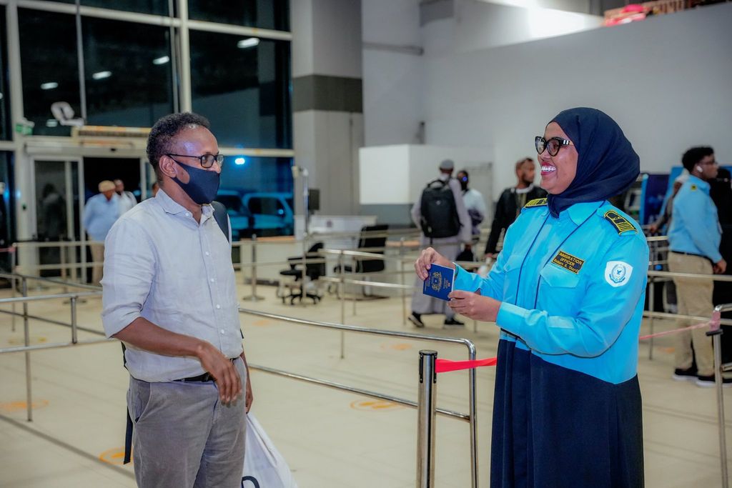 من الورق إلى البوليكربونات: تطور جواز السفر الصومالي.