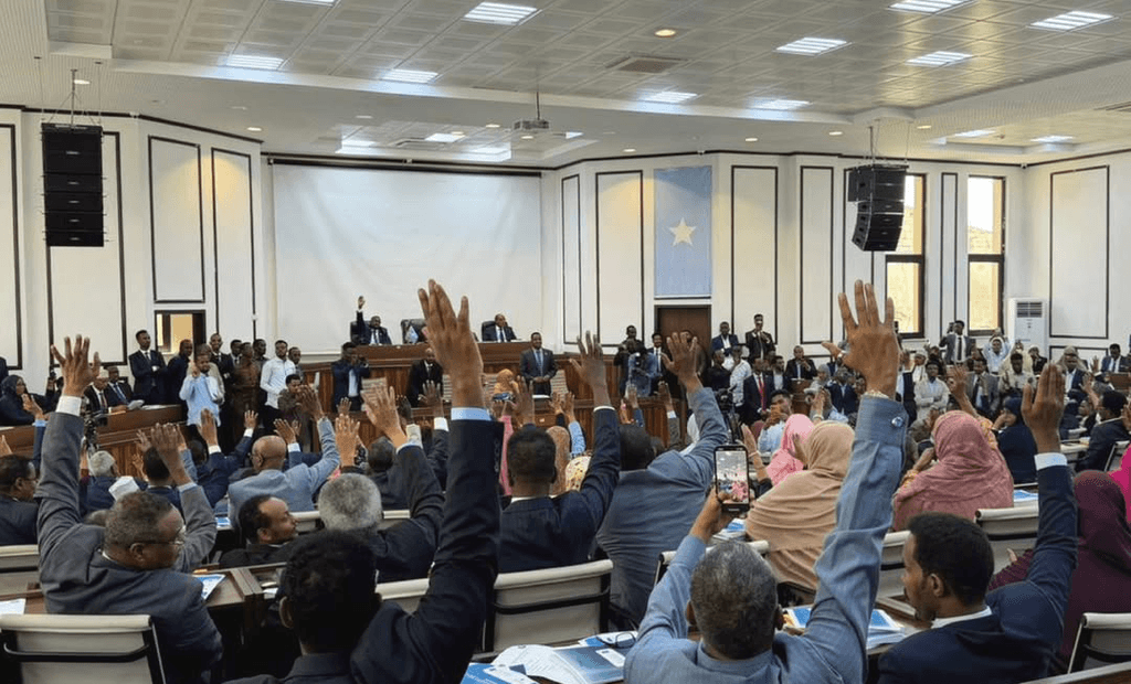 البرلمان الصومالي يعتمد دستوراً دائماً ويُنهي 14 عاماً من المرحلة الانتقالية