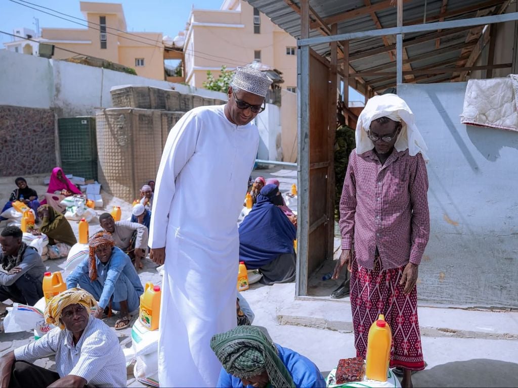 حزب “وَدَجِرْ” المعارض يوزع مساعدات على أسر نازحة بسبب الجفاف في مقديشو
