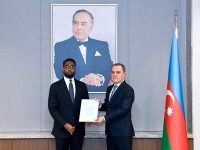 السفير الصومالي الجديد لدى أذربيجان يقدّم أوراق اعتماده الى وزير الخارجية
