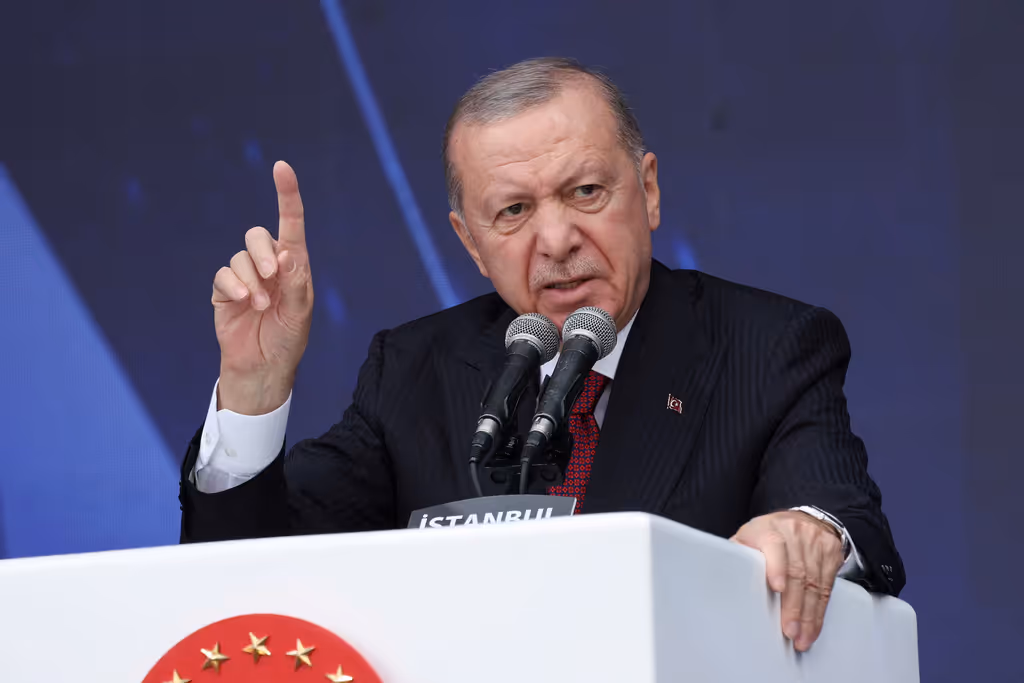 أردوغان يؤكد دعم الصومال في اتصال مع رئيس الإمارات