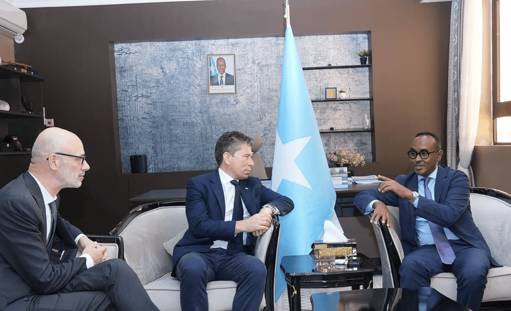توم فليتشر يدعو لزيادة الدعم الإنساني للصومال خلال زيارته لمقديشو
